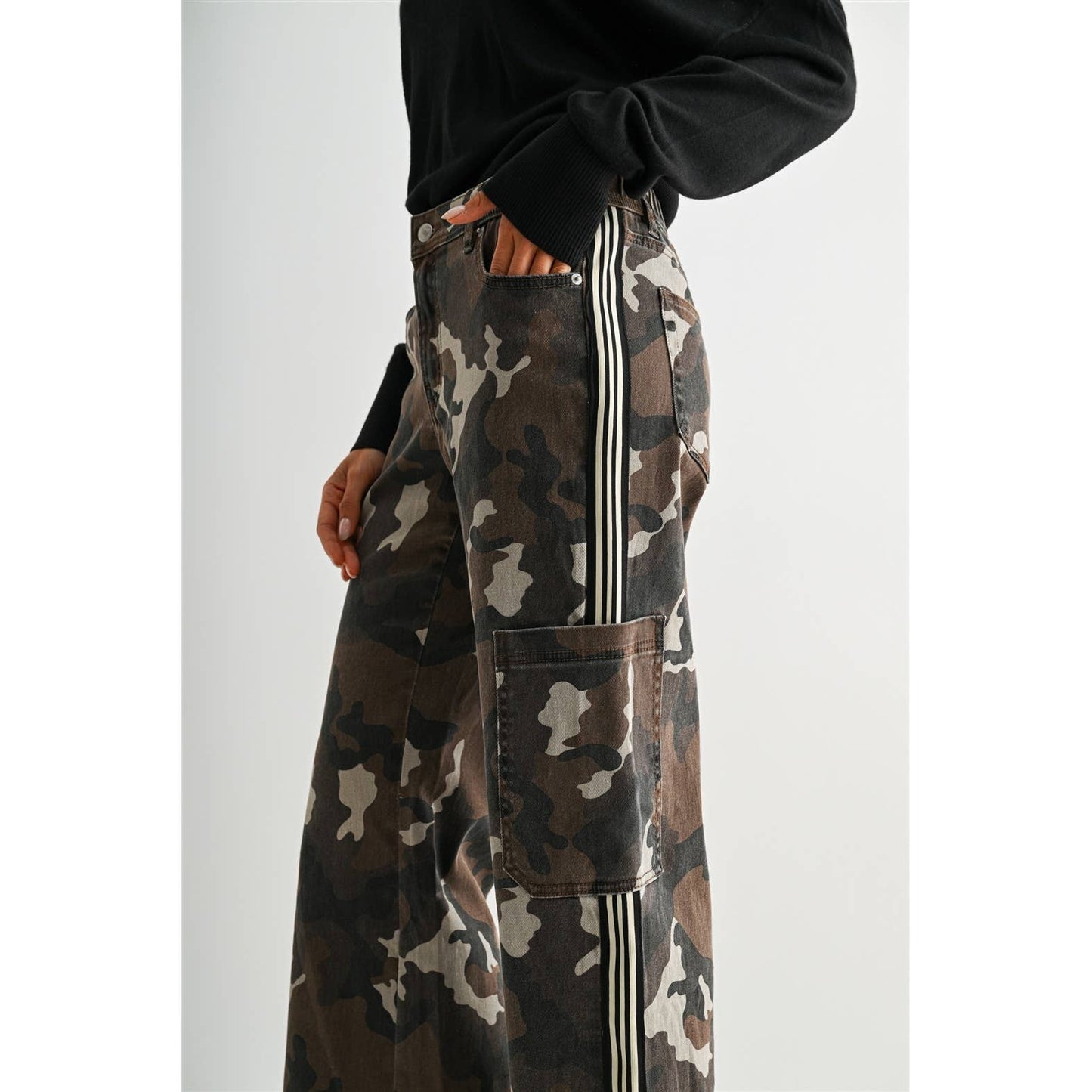 HIGH-RISE WIDE JOGGER CAMOUFLAGE SIDE TAPE DETAIL