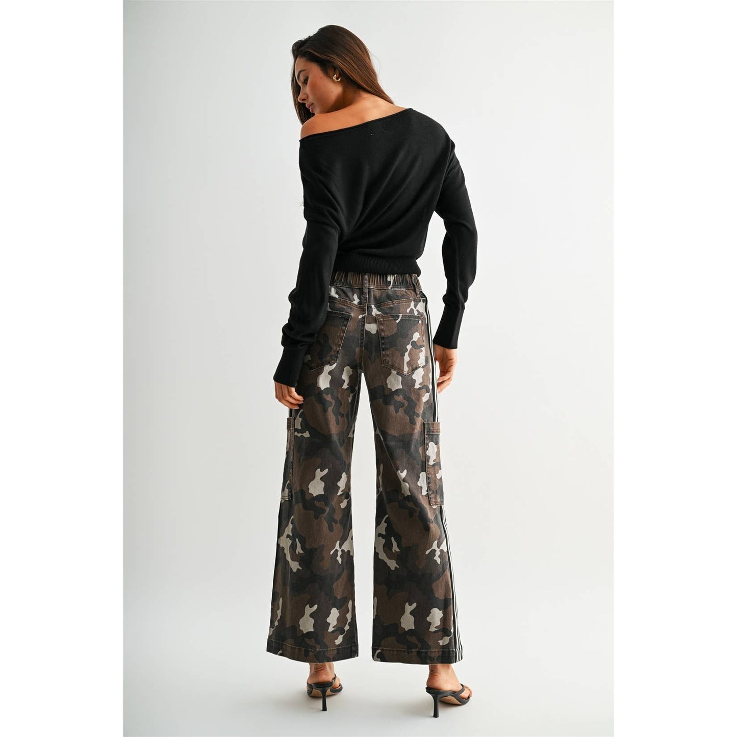 HIGH-RISE WIDE JOGGER CAMOUFLAGE SIDE TAPE DETAIL